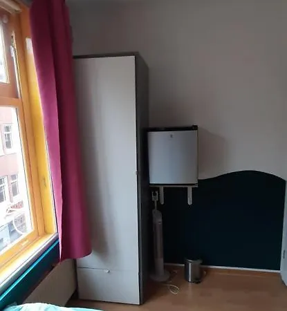 Michelle, Not For Parties, Not A Hotel, With Shared Bathroom, No Kitchen Homestay Amsterdam
