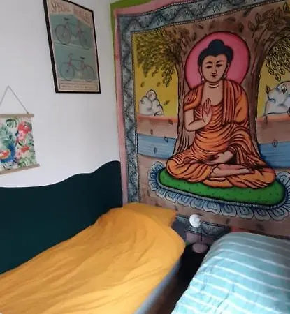 Michelle, Not For Parties, Not A Hotel, With Shared Bathroom, No Kitchen Homestay