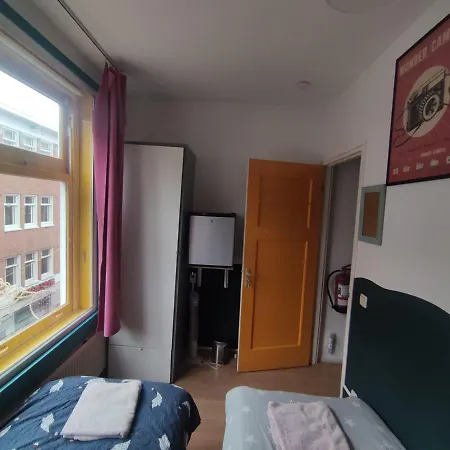 Michelle, Not For Parties, Not A Hotel, With Shared Bathroom, No Kitchen ホームステイ アムステルダム