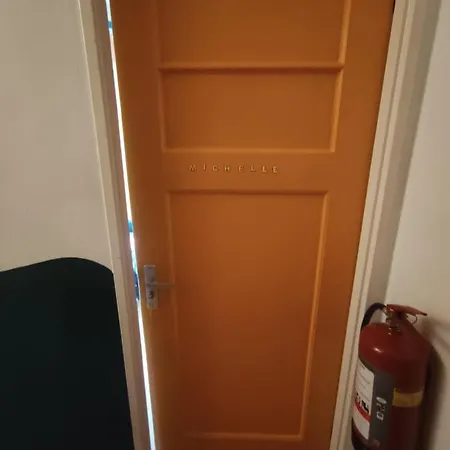 Michelle, Not For Parties, Not A Hotel, With Shared Bathroom, No Kitchen アムステルダム