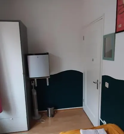 Michelle, Not For Parties, Not A Hotel, With Shared Bathroom, No Kitchen ホームステイ アムステルダム