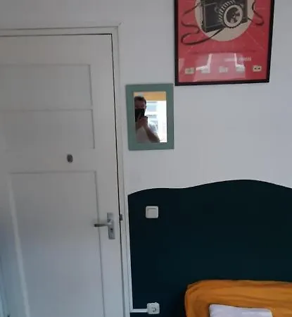 Michelle, Not For Parties, Not A Hotel, With Shared Bathroom, No Kitchen ホームステイ