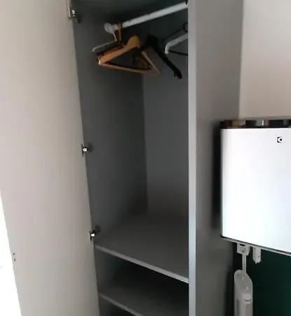 Michelle, Not For Parties, Not A Hotel, With Shared Bathroom, No Kitchen Kwatera prywatna *