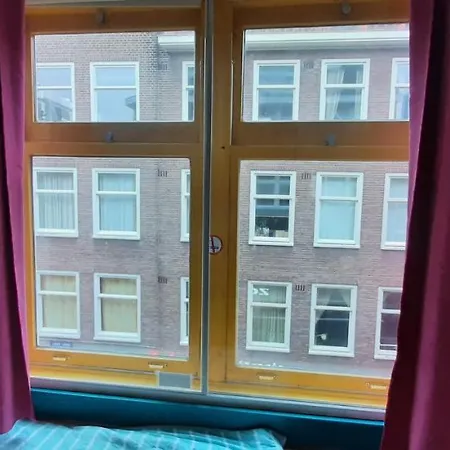 Kwatera prywatna Michelle, Not For Parties, Not A Hotel, With Shared Bathroom, No Kitchen Amsterdam