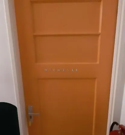 Michelle, Not For Parties, Not A Hotel, With Shared Bathroom, No Kitchen Amsterdam