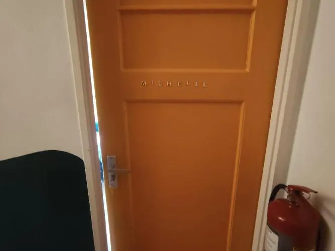 Michelle, Not For Parties, Not A Hotel, With Shared Bathroom, No Kitchen Amsterdam